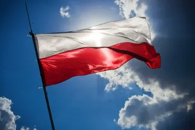 Przed majówką warto wywiesić biało-czerwoną flagę. To prosty znak pamięci