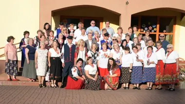 Jubileusz w Mircu zaskoczył wójta. W darze dostał strój ludowy