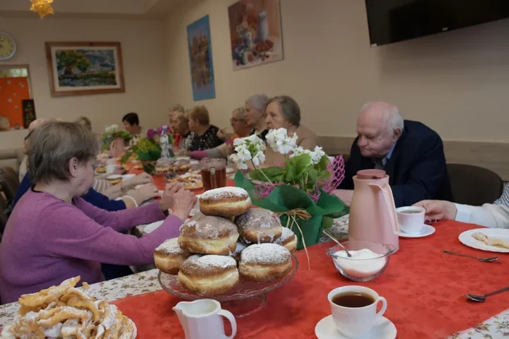 Seniorzy z Mirca świętowali Tłusty Czwartek przy domowych pączkach