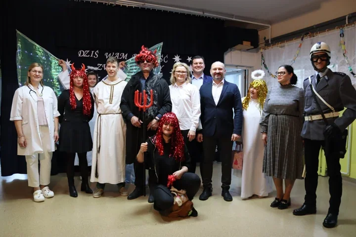 Scenka i śmiech w szkolnej sali - jasełka, które złączyły mieszkańców