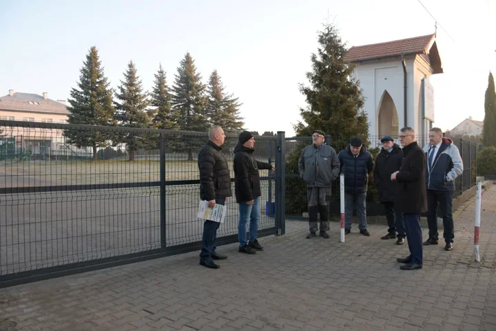 Przy szkole w Tychowie Starym stanęło 300 metrów nowego ogrodzenia