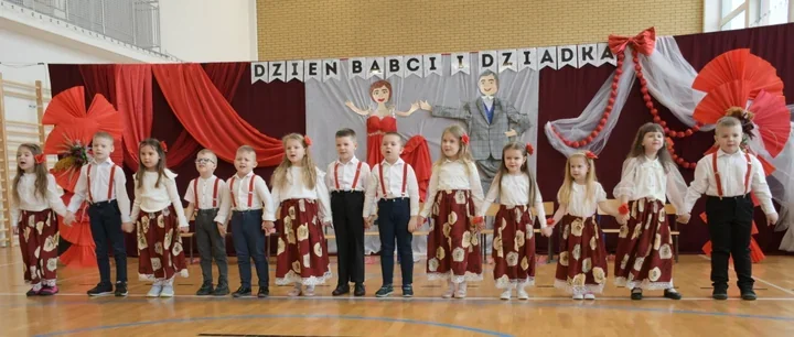 Przedszkolaki z Tychowa Starego rozbawiły i wzruszyły swoje babcie i dziadków