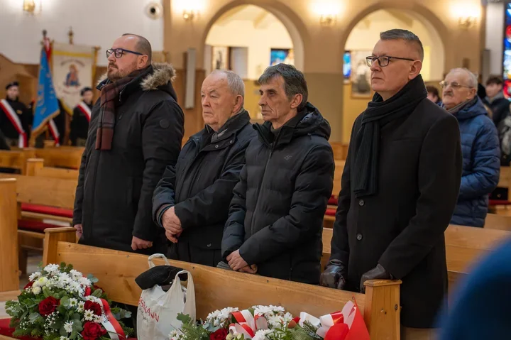 Powiatowe obchody pamięci żołnierzy AK – msza i hołd przy tablicy mjr. Jana Piwnika