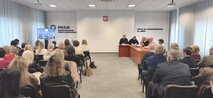 Wideokonferencja w komendzie. Policja wzmacnia działania przy szkołach
