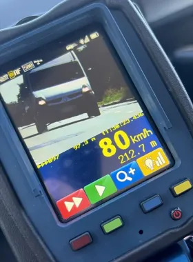80 km/h w terenie zabudowanym, bez pasów i uprawnień. Kierowca stanie przed sądem