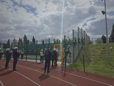 Policja ćwiczyła na stadionie w Starachowicach scenariusz z pseudokibicami