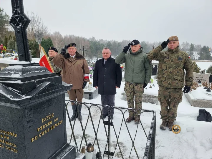 Wąchock pamięta powstanie styczniowe - kwiaty, przemarsz i koncert przy dworku Langiewicza