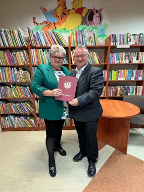 W Wąchocku padły życzenia dla bibliotekarek. Do biblioteki trafił symboliczny upominek