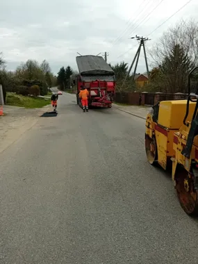 W Wielkiej Wsi drogowcy łatają nawierzchnię i udrażniają rowy po zimie