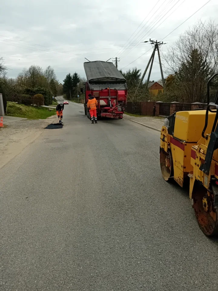 W Wielkiej Wsi drogowcy łatają nawierzchnię i udrażniają rowy po zimie